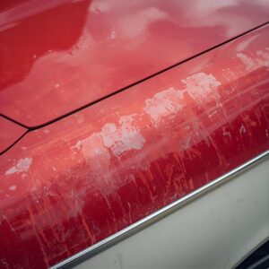 Roter Autolack mit Kratzern