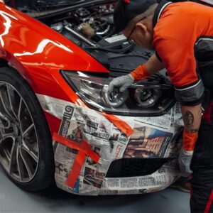 Auto abkleben vor der Lackierung