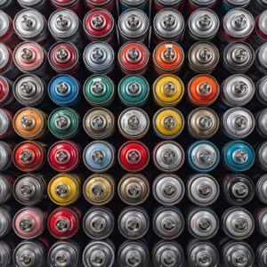 Viele Lackspraydosen von oben in bunten Farben