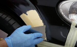 Autospachtelmasse auftragen